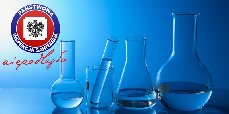 woda w szklanych naczyniach laboratoryjnych