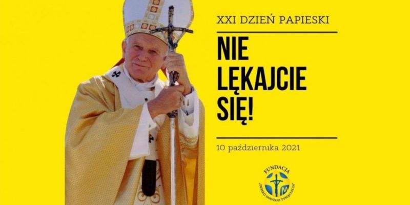 Papież Jan Paweł II na żółtym tle