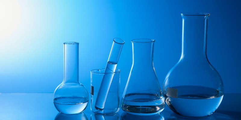 szklane naczynia laboratoryjne z wodą